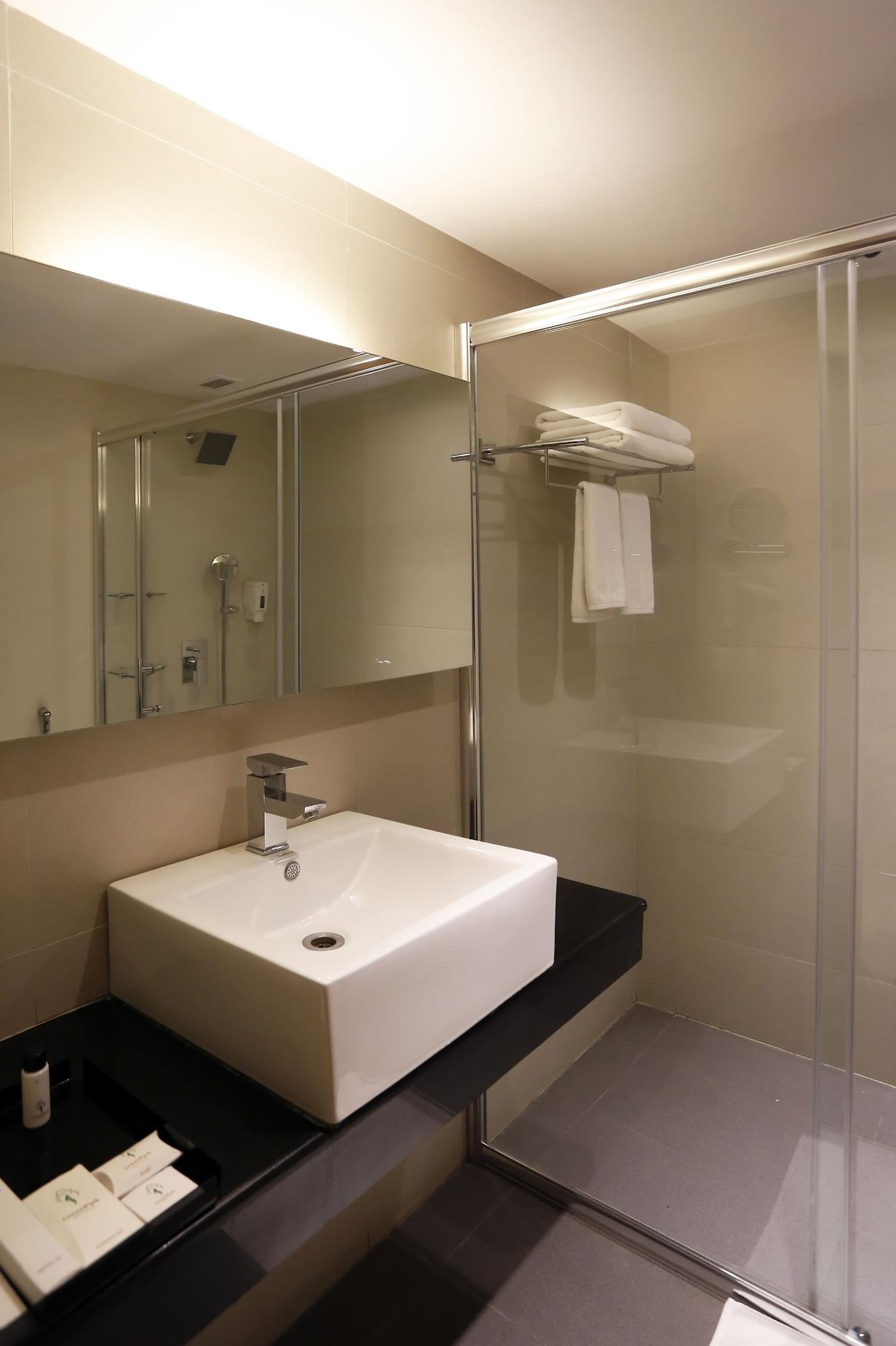Greenpark Chennai Extérieur photo A bathroom in a hotel