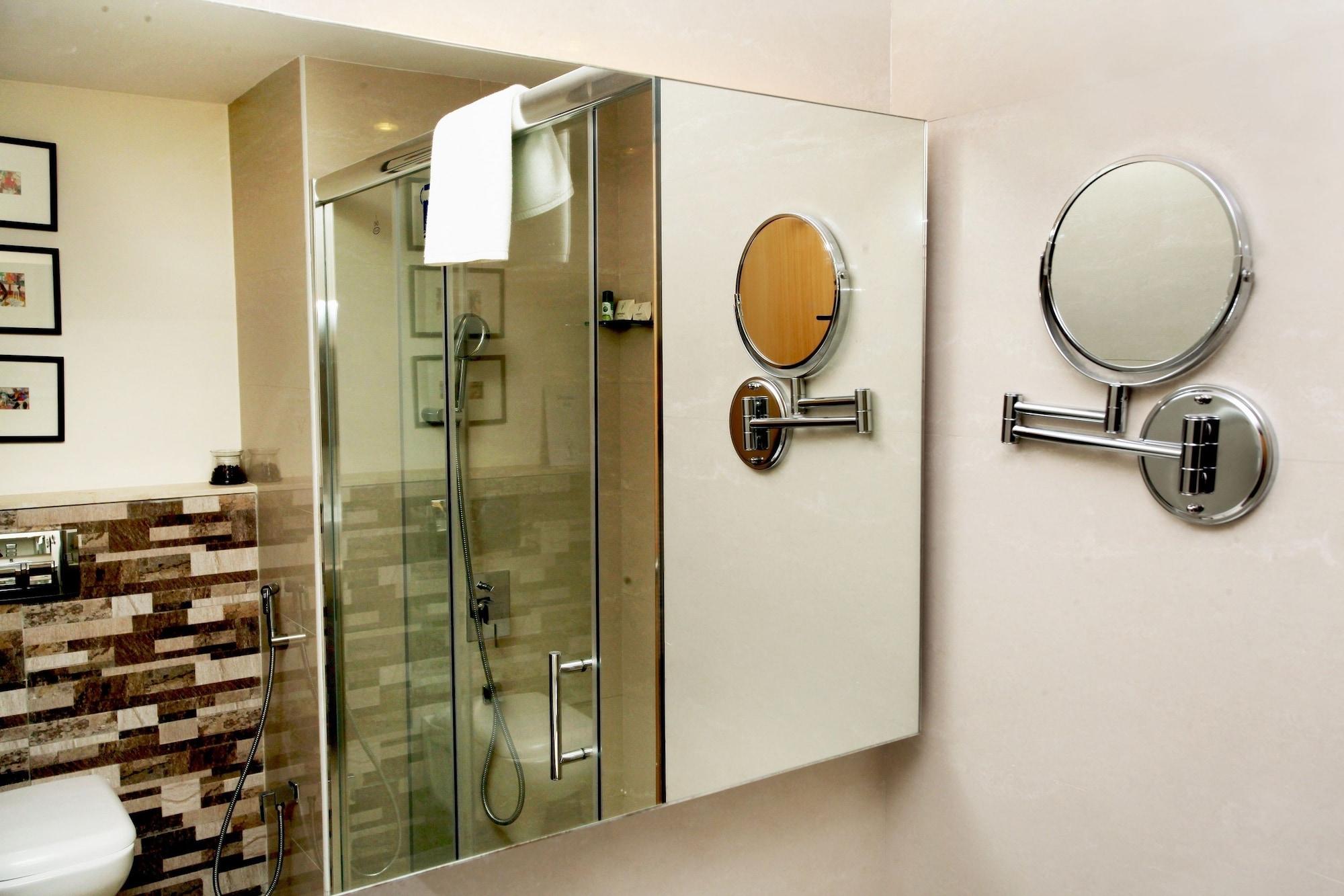 Greenpark Chennai Extérieur photo A shower enclosure