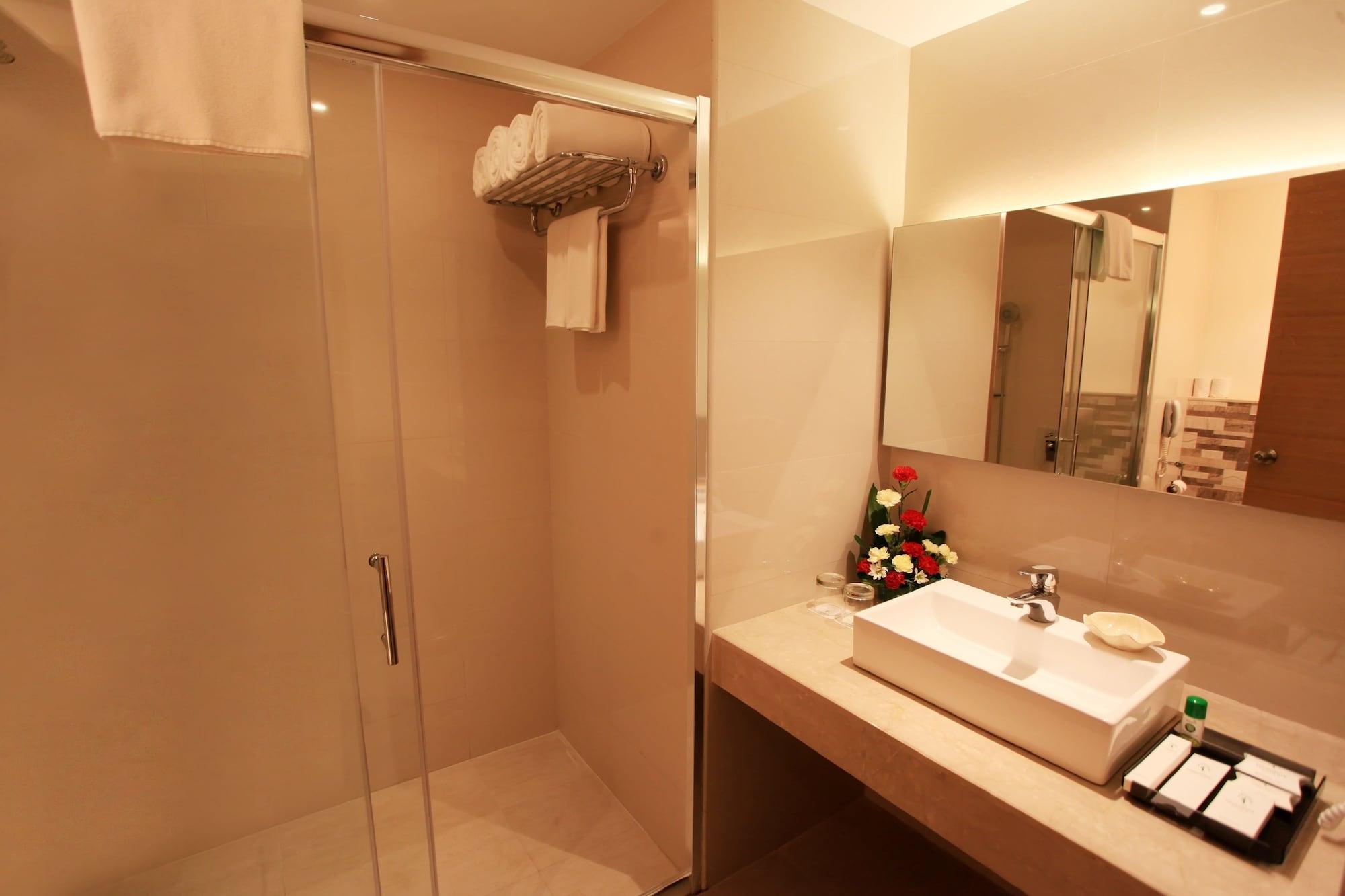 Greenpark Chennai Extérieur photo A shower cubicle