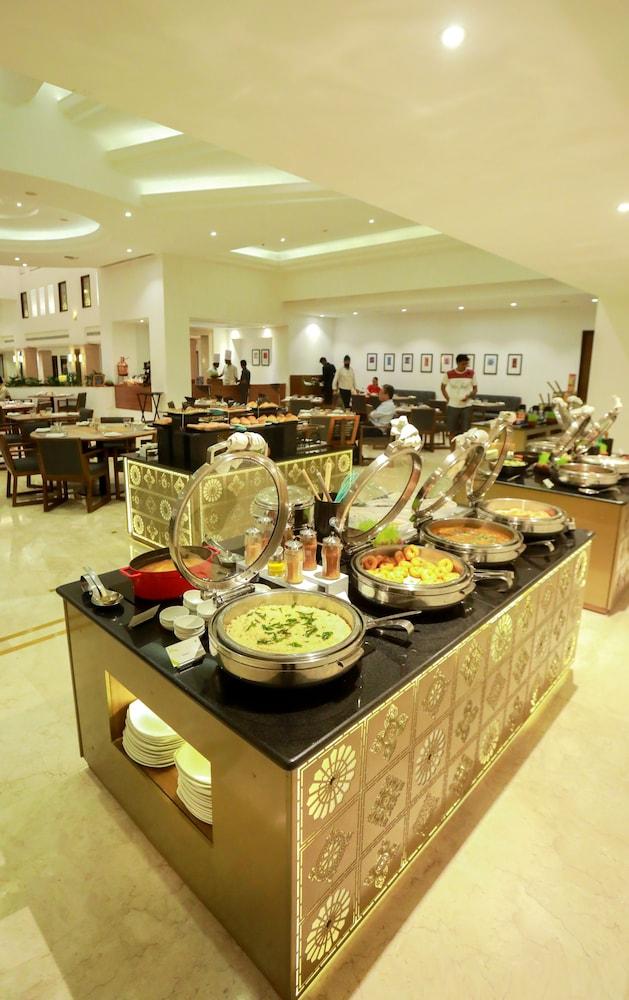 Greenpark Chennai Extérieur photo A buffet at a hotel