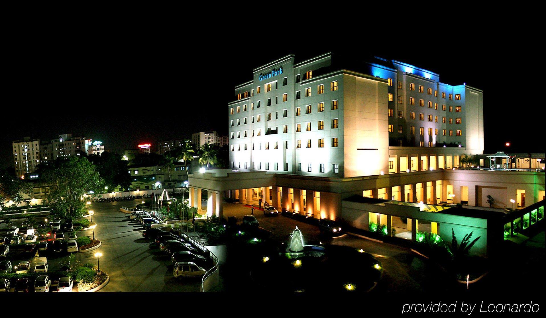 Greenpark Chennai Extérieur photo The hotel at night