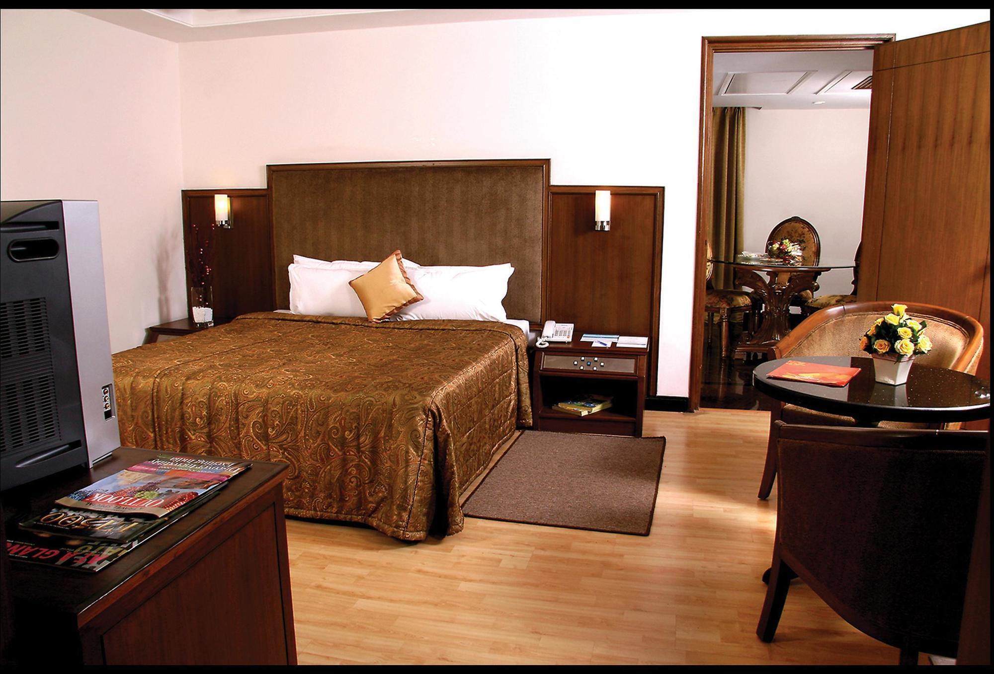 Greenpark Chennai Extérieur photo A room at the Taj Bengal