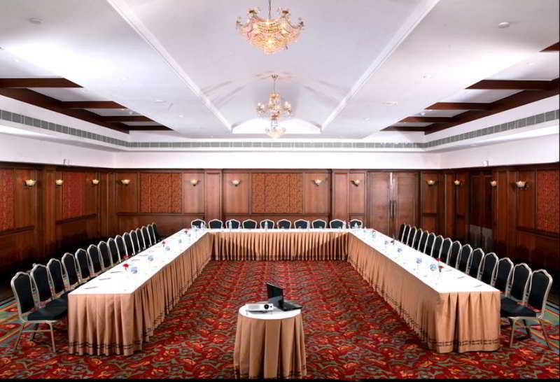 Greenpark Chennai Extérieur photo A meeting room at a hotel