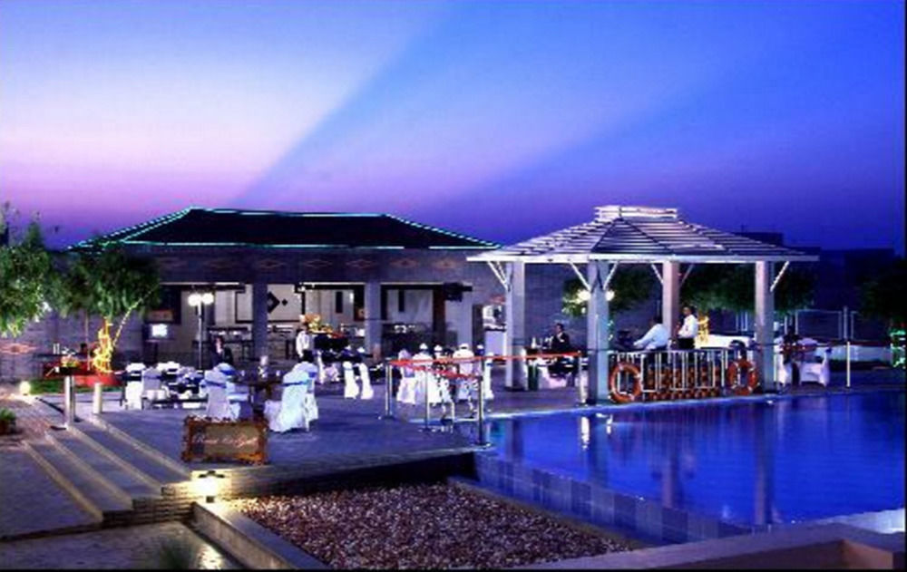 Greenpark Chennai Extérieur photo The pool at the hotel