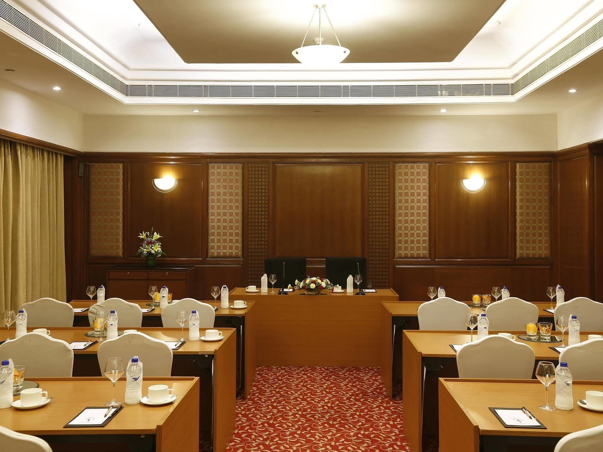 Greenpark Chennai Extérieur photo A meeting room at a hotel