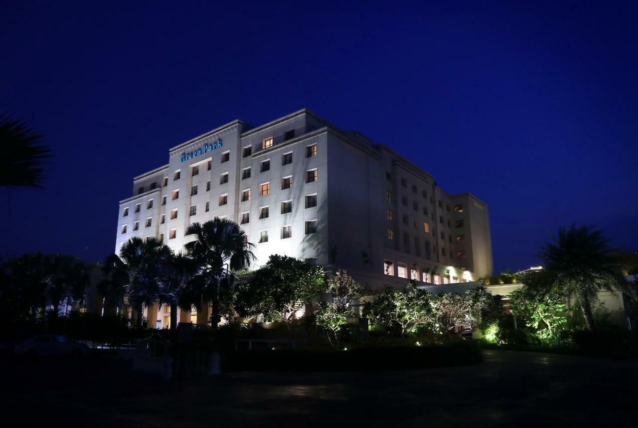 Greenpark Chennai Extérieur photo The hotel at night