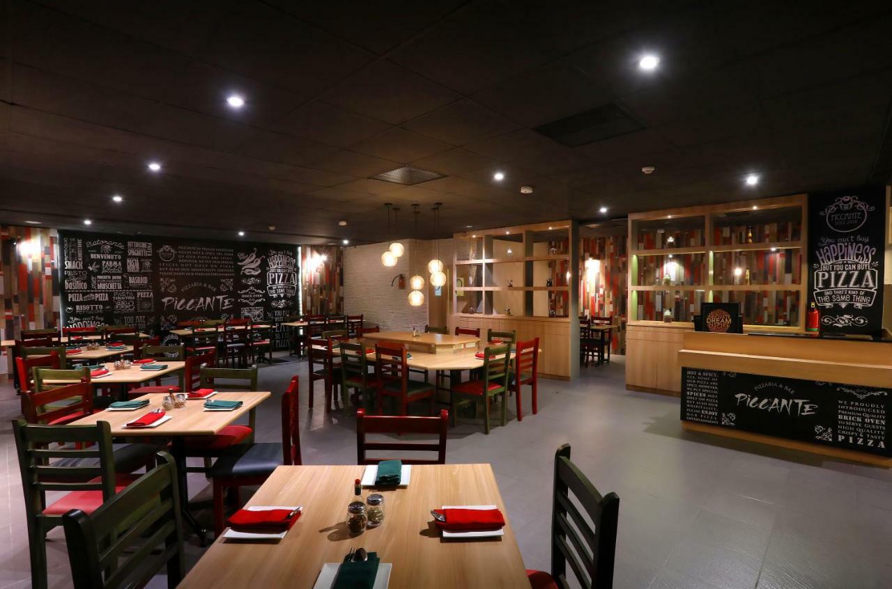 Greenpark Chennai Extérieur photo Interior of a restaurant in Paris