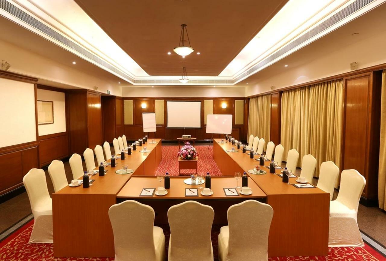 Greenpark Chennai Extérieur photo A meeting room at a hotel