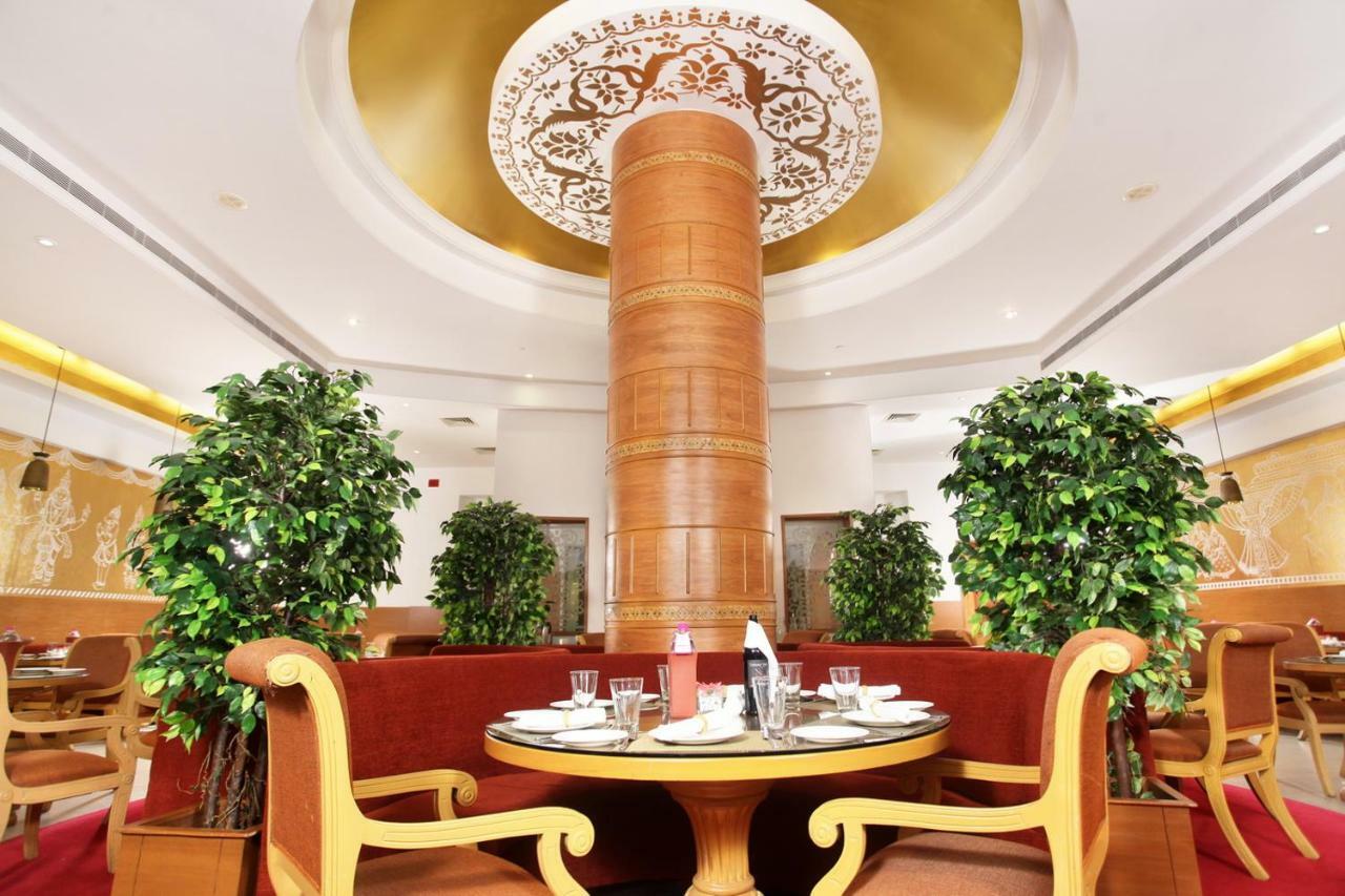 Greenpark Chennai Extérieur photo The interior of the restaurant